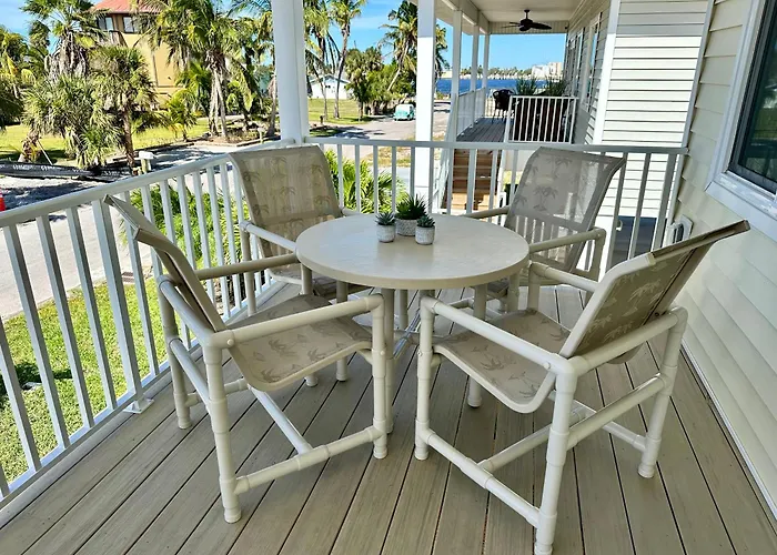 New Build Walkable To Dinner, Live Music & 5 Minute Walk To Beach