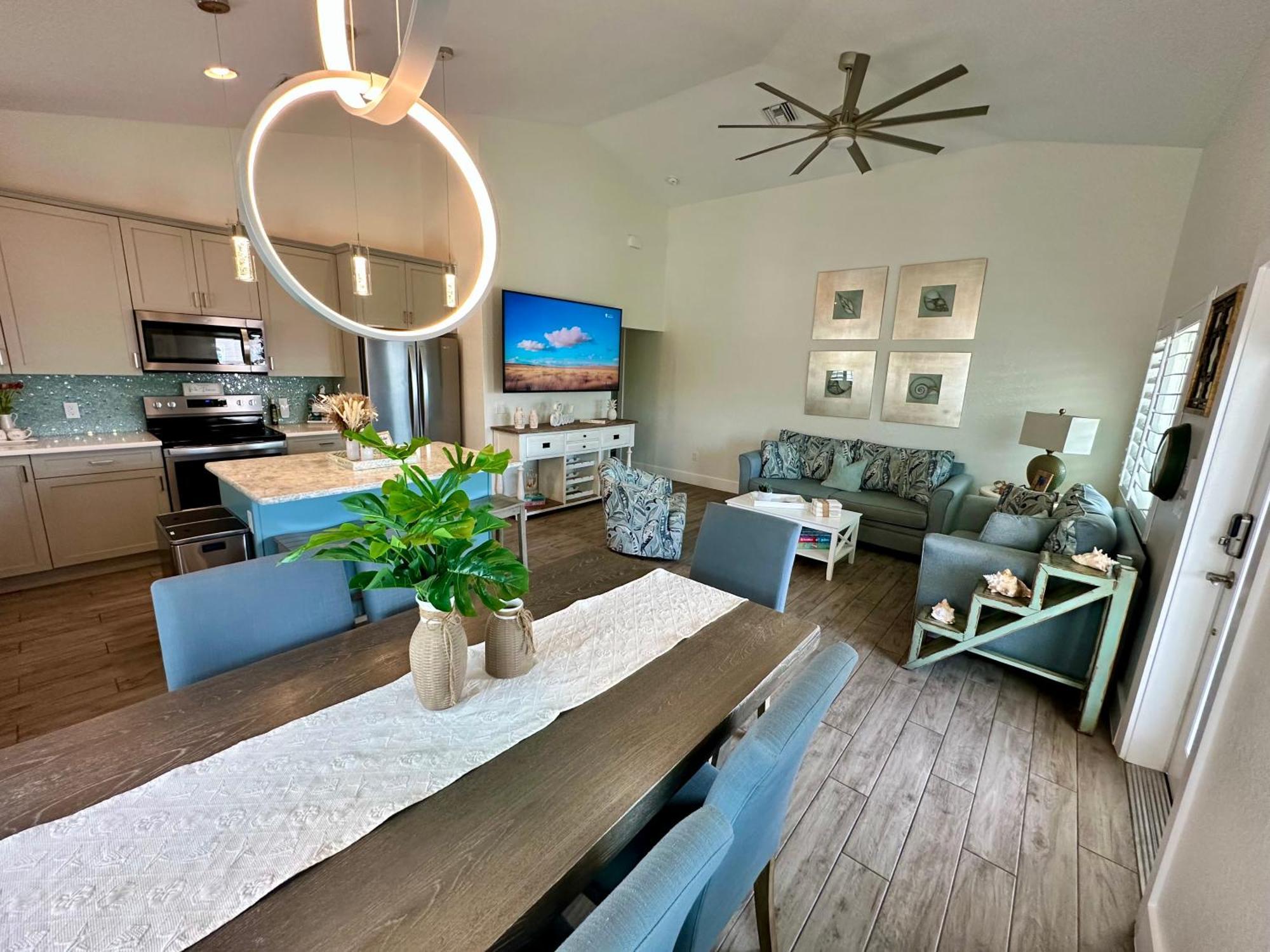 New Build Walkable To Dinner, Live Music & 5 Minute Walk To Holiday home