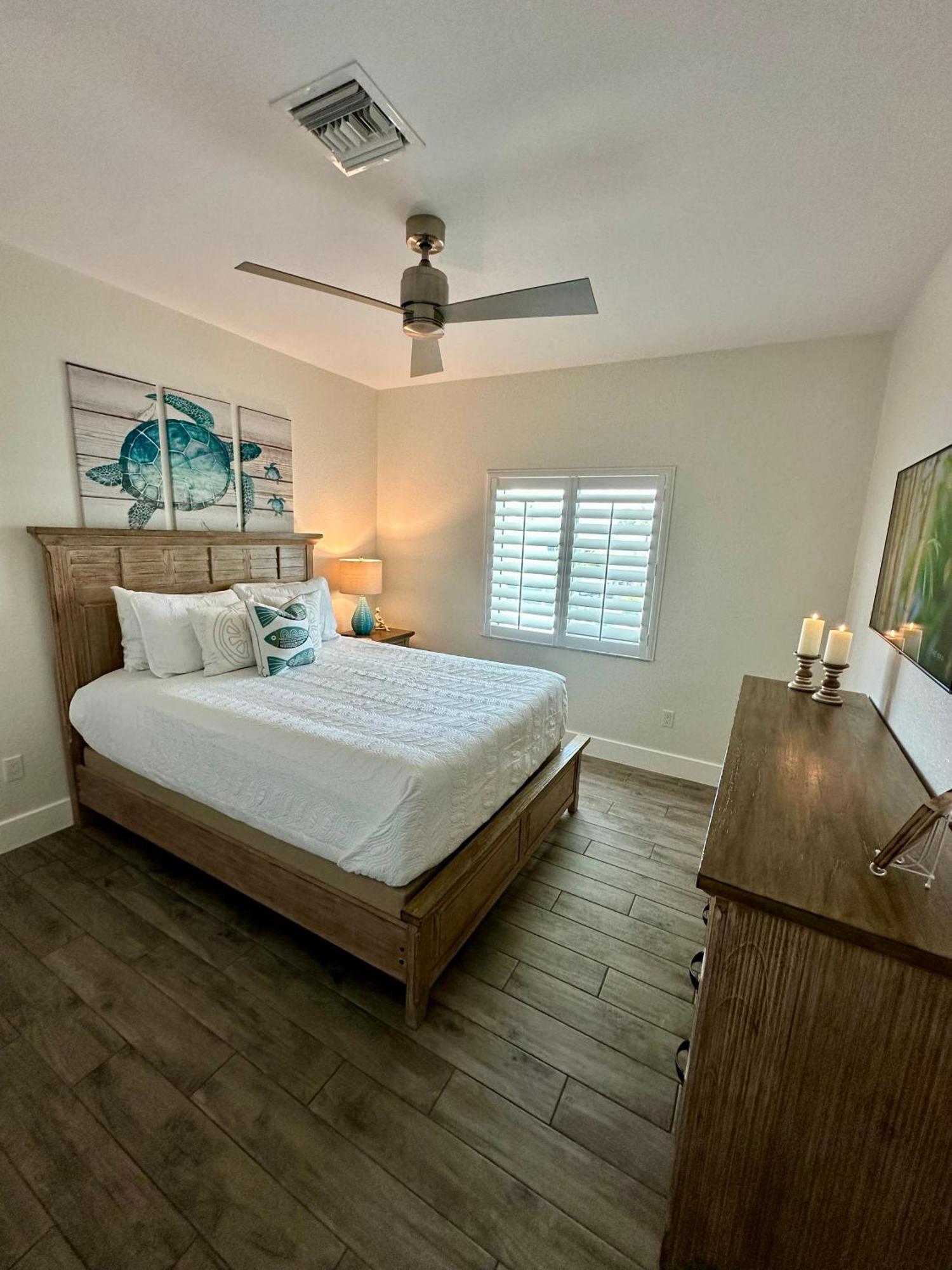 New Build Walkable To Dinner, Live Music & 5 Minute Walk To Holiday home *