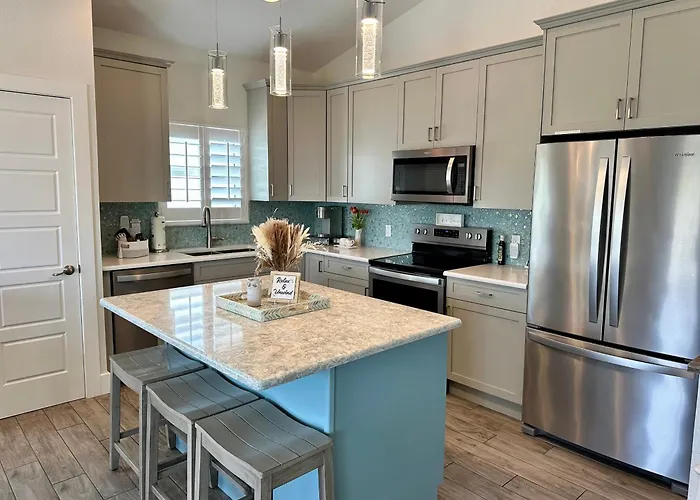 New Build Walkable To Dinner, Live Music & 5 Minute Walk To Beach
