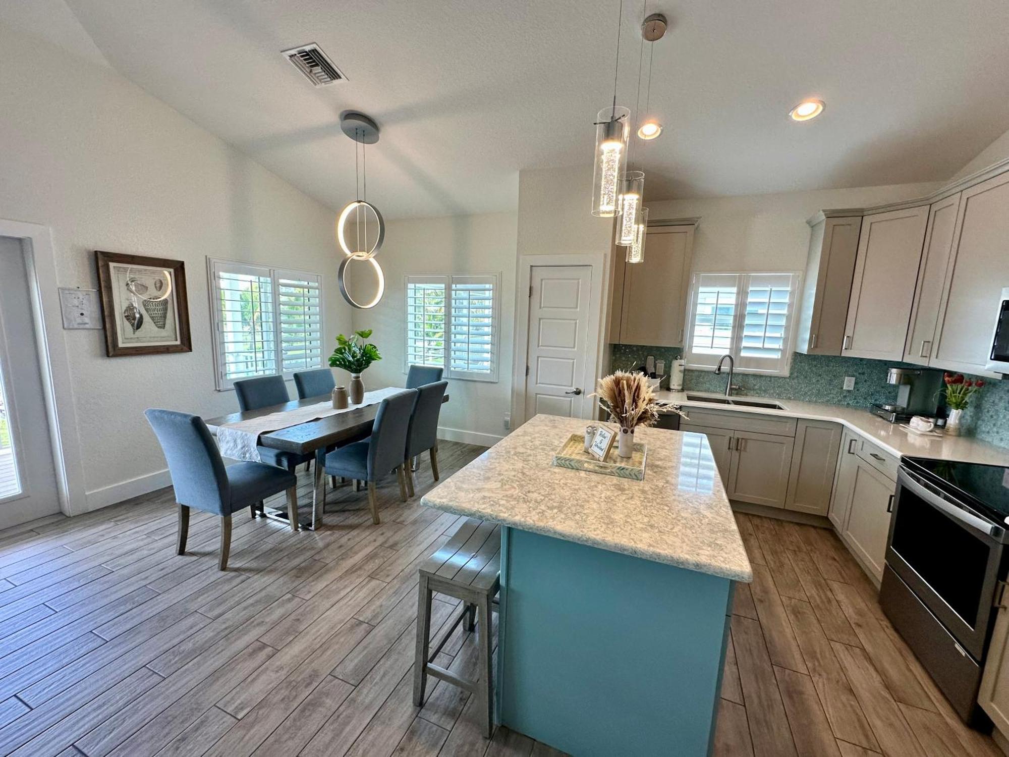 New Build Walkable To Dinner, Live Music & 5 Minute Walk To * Fort Myers Beach