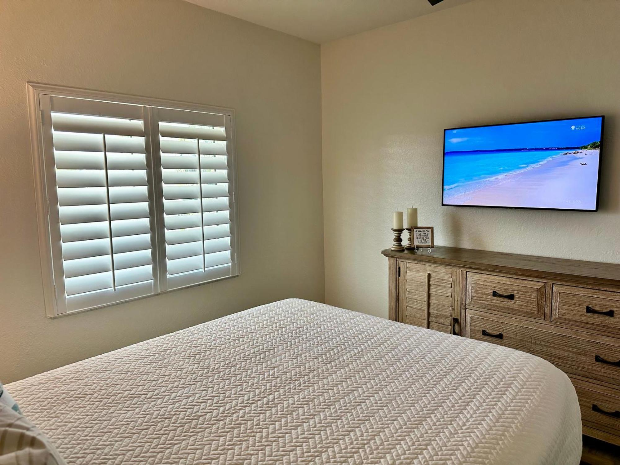 Holiday home New Build Walkable To Dinner, Live Music & 5 Minute Walk To