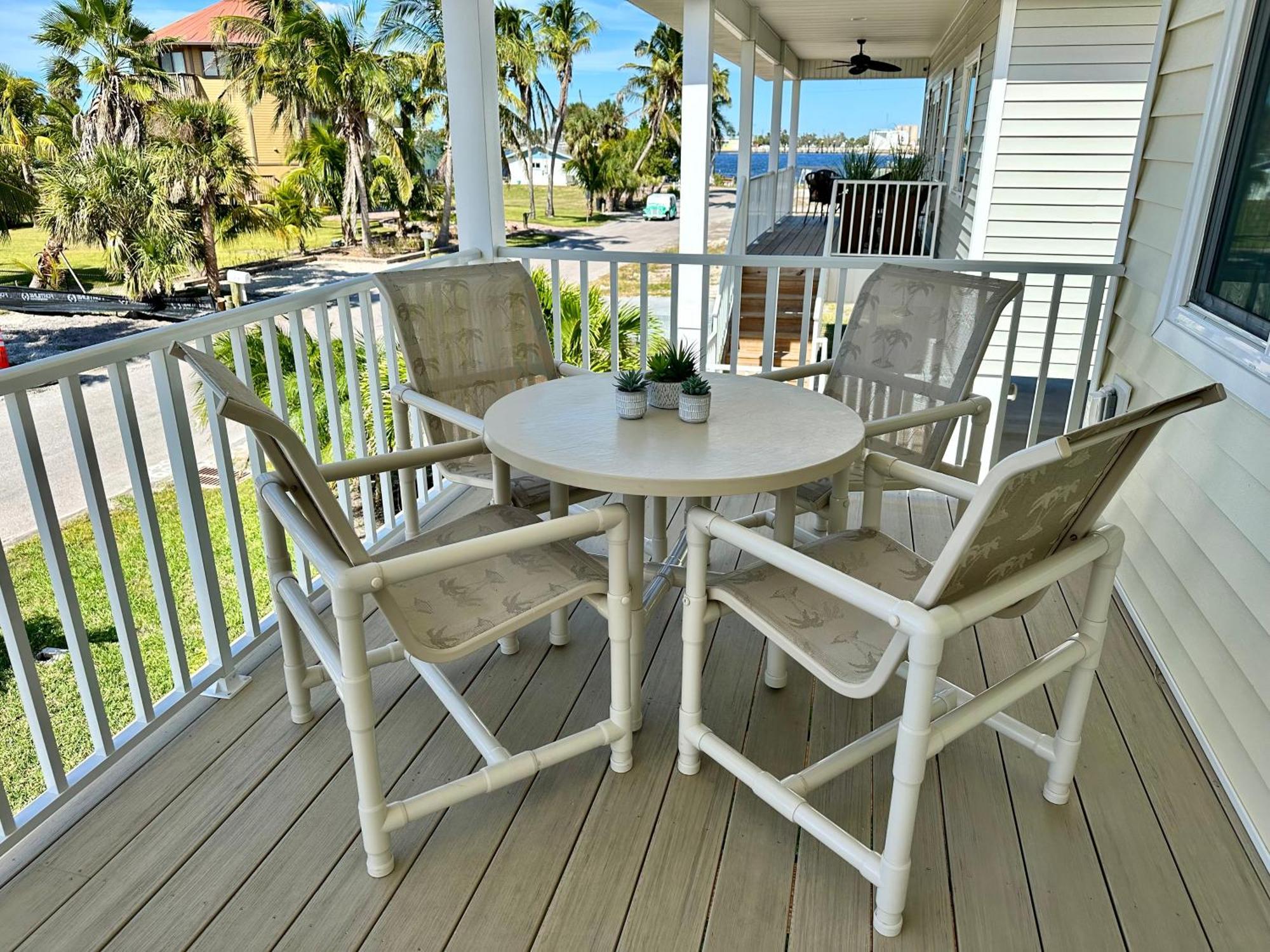 New Build Walkable To Dinner, Live Music & 5 Minute Walk To Holiday home